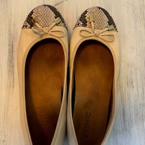 Vionic animal print Ballet Flat. Size 8. With Bow.